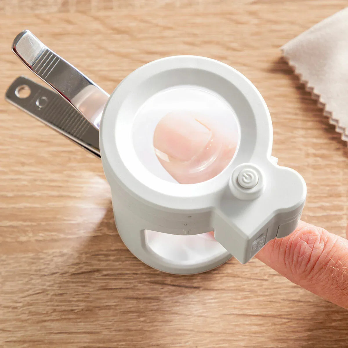 Nail clipper with 8x magnifier glass, led light and nail filer
Rechargeable - Arfa Mart